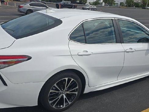 Used 2019 Toyota Camry SE FWD image 9