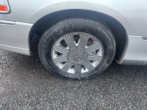 Used 2005 Lincoln Town Car Signature Limited image 19