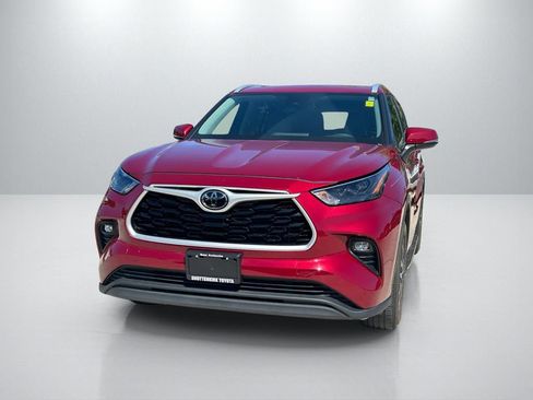 Used 2022 Toyota Highlander XLE FWD image 2