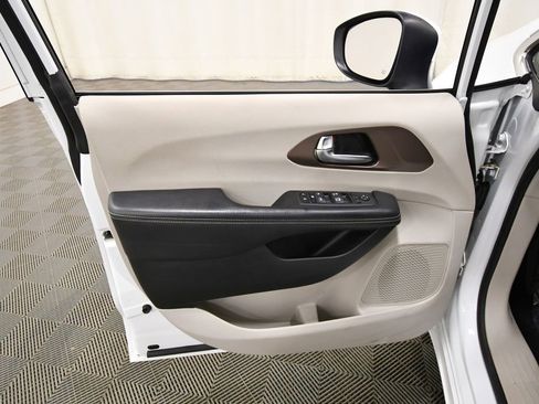 Used 2023 Chrysler Voyager LX image 13