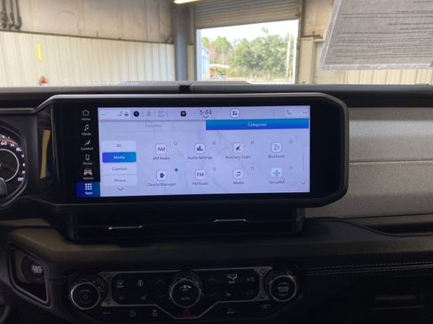 Used 2025 Jeep Wrangler Sahara image 41