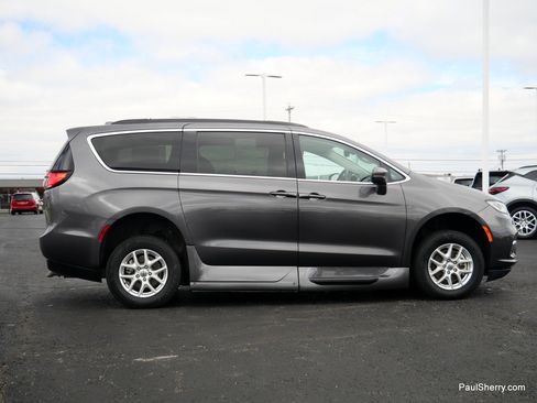 Used 2022 Chrysler Pacifica Touring-L image 25