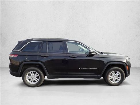 Used 2024 Jeep Grand Cherokee Laredo AWD/4WD image 5