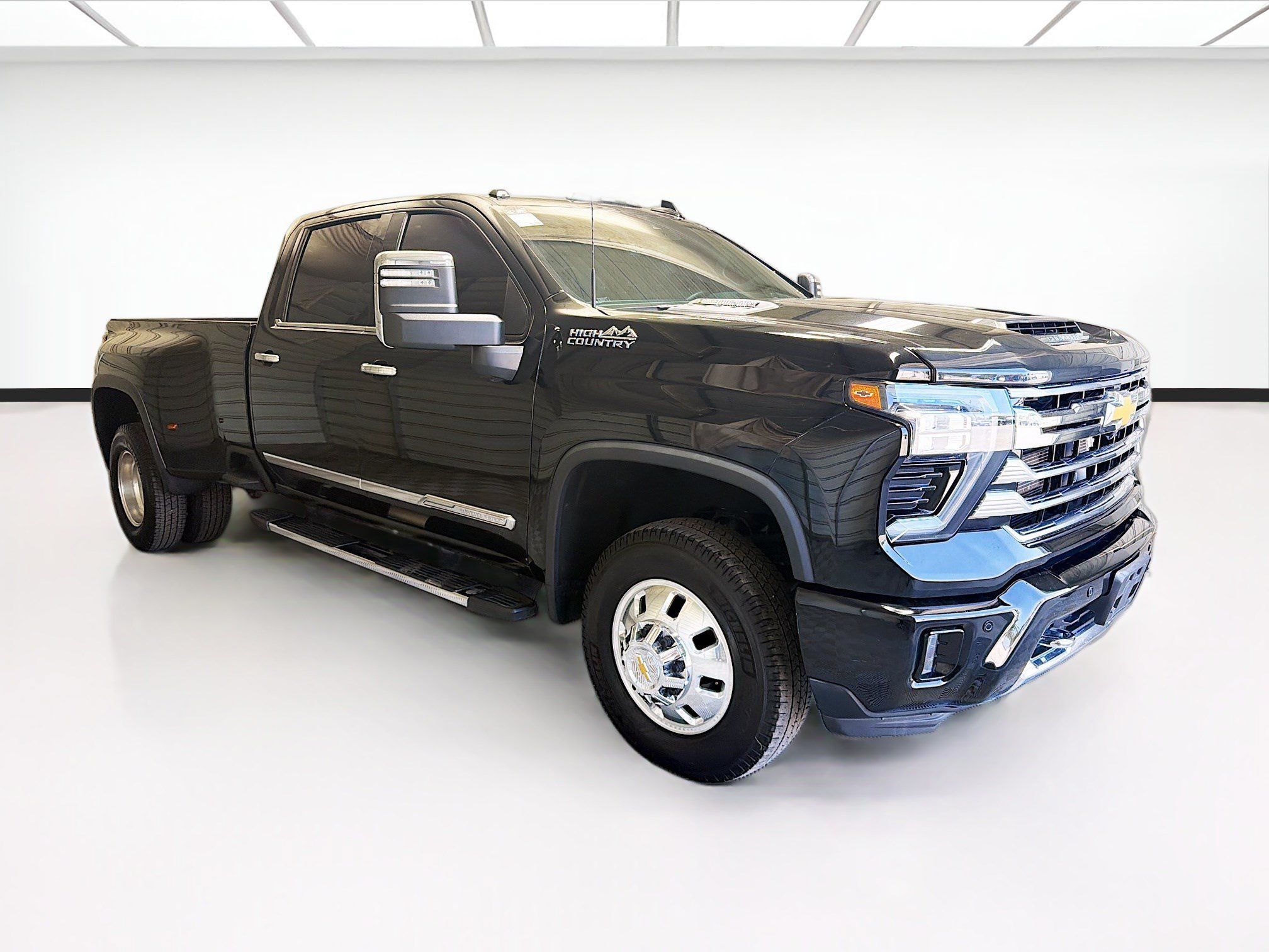 Used 2024 Chevrolet Silverado 3500 High Country w/ High Country Premium Package AWD/4WD image 3