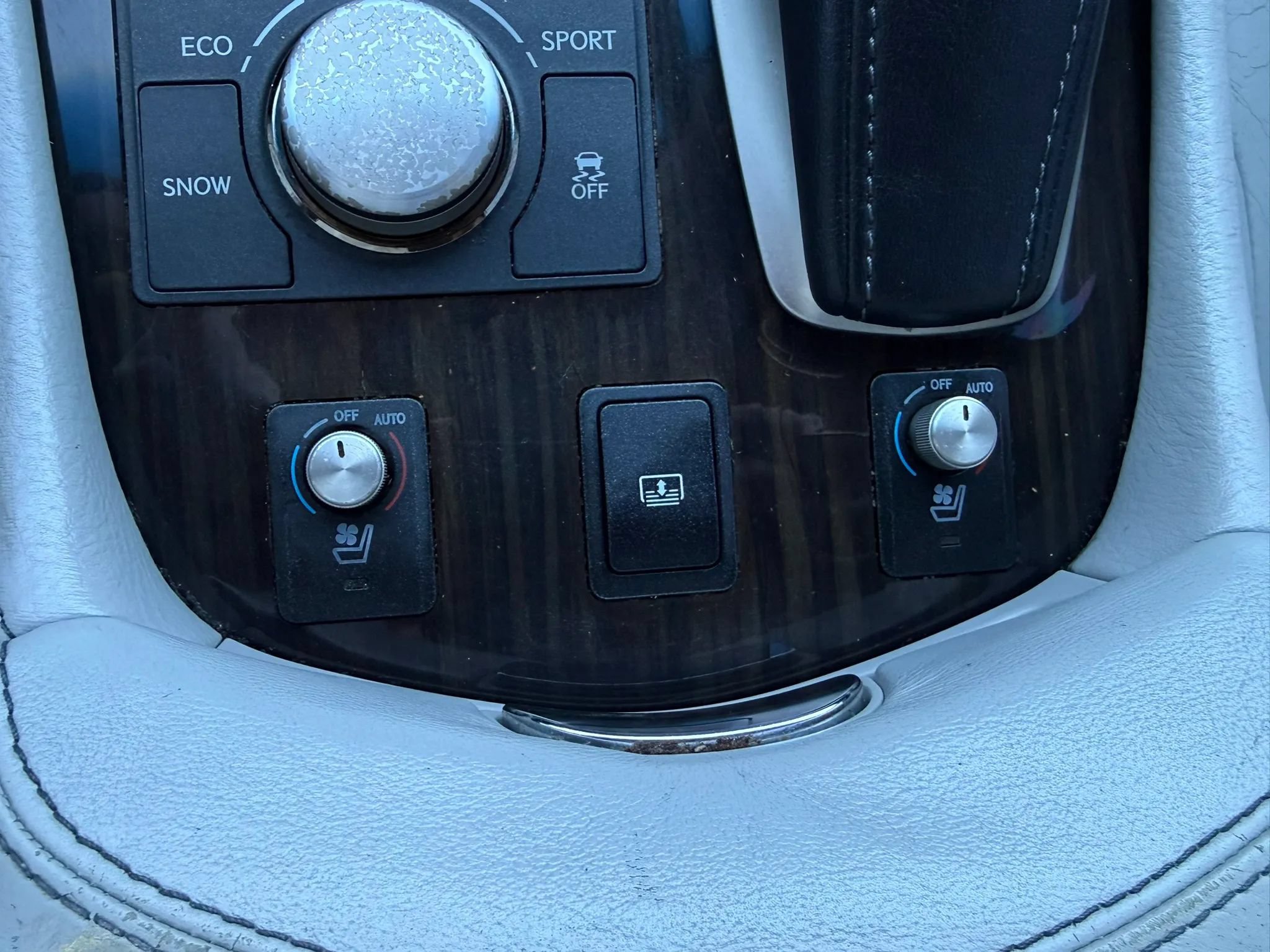 Used 2013 Lexus LS 460 AWD w/ Comfort Pkg image 17