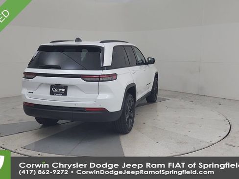 Used 2023 Jeep Grand Cherokee Altitude image 12