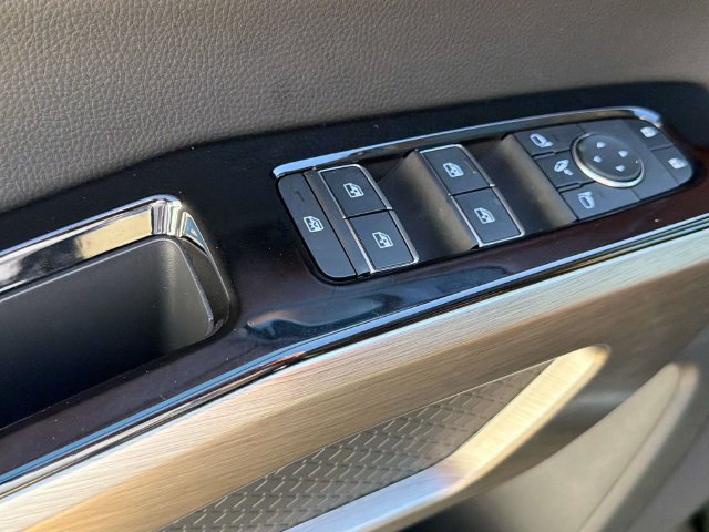 Certified 2025 Nissan Pathfinder Platinum w/ Black Appearance Package FWD image 15