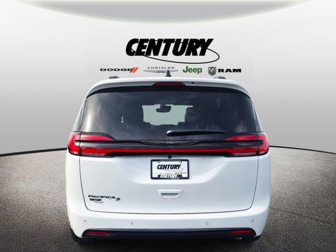 New 2026 Chrysler Pacifica Select image 4