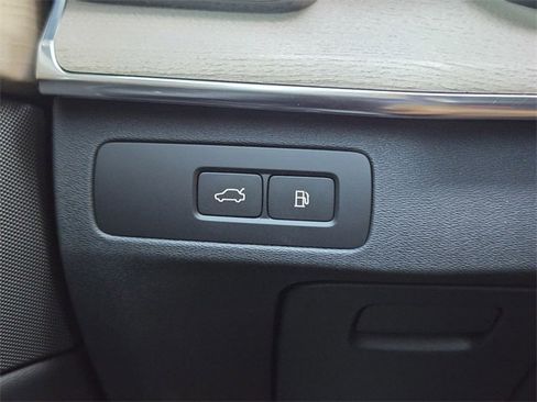 Certified 2025 Volvo XC90 T8 Plus w/ Protection Package Premier image 31