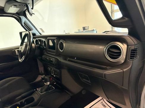 Used 2020 Jeep Wrangler Unlimited Sahara AWD/4WD image 30