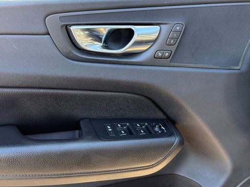 Used 2020 Volvo XC60 T6 Momentum image 9