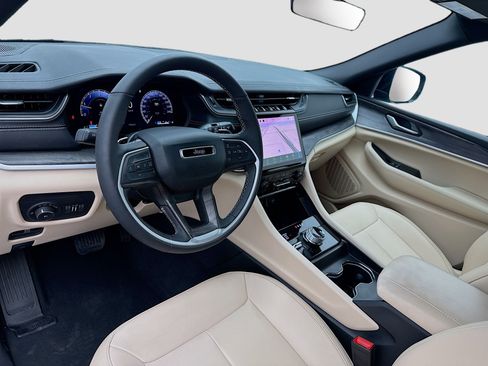 Used 2025 Jeep Grand Cherokee Limited image 7