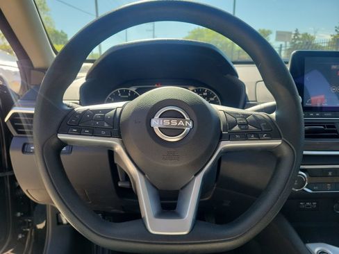Used 2025 Nissan Altima 2.5 SV FWD image 21