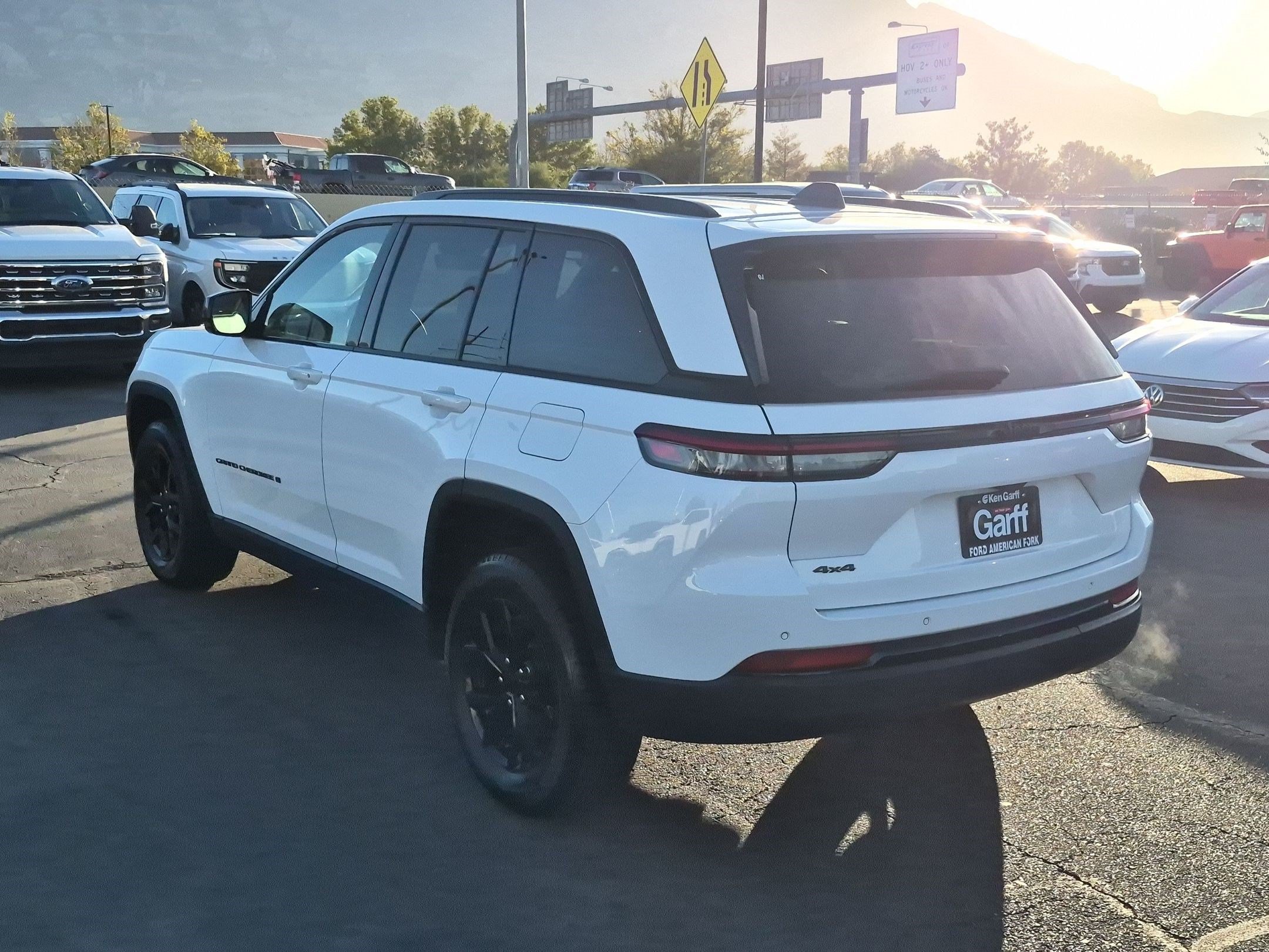 Used 2025 Jeep Grand Cherokee Altitude AWD/4WD image 9