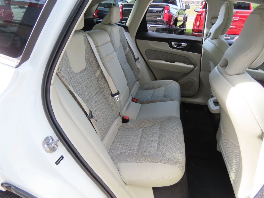 Used 2022 Volvo XC60 B5 Momentum AWD/4WD image 29
