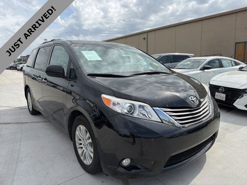 Used 2017 Toyota Sienna XLE FWD image 3