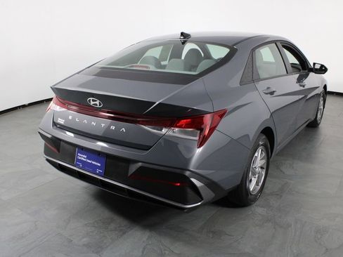 Certified 2025 Hyundai Elantra SE FWD image 16