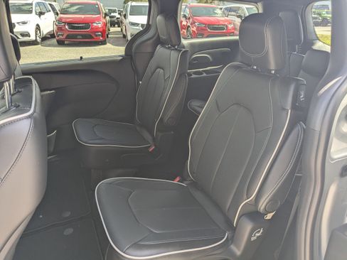 New 2026 Chrysler Pacifica Limited image 12