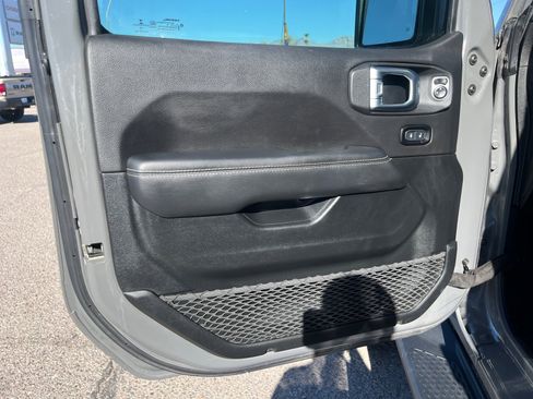 Used 2020 Jeep Gladiator Overland image 13