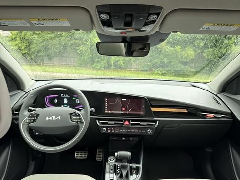 Used 2024 Kia Niro EX Touring FWD image 19