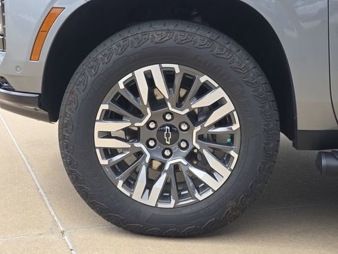 Used 2025 Chevrolet Suburban Z71 w/ Z71 Off-Road Package AWD/4WD image 29
