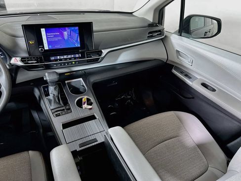 Certified 2025 Toyota Sienna LE FWD image 20