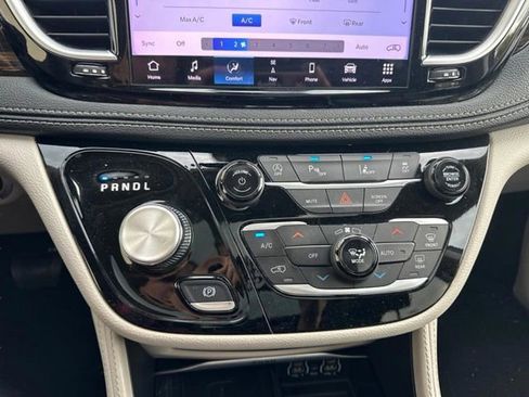 Used 2023 Chrysler Pacifica Limited AWD/4WD image 27