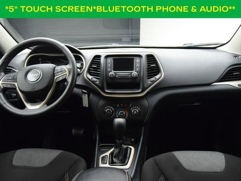 Used 2016 Jeep Cherokee Sport FWD image 3