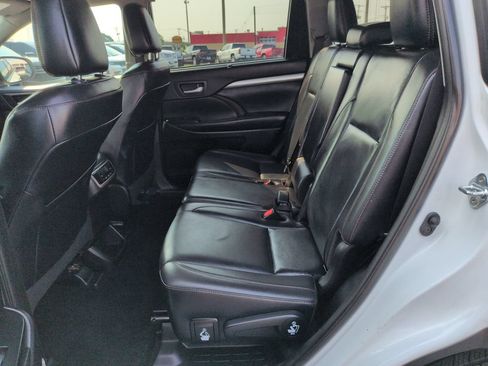 Used 2019 Toyota Highlander XLE w/ Carpet Mat Package (TMS) AWD/4WD image 25