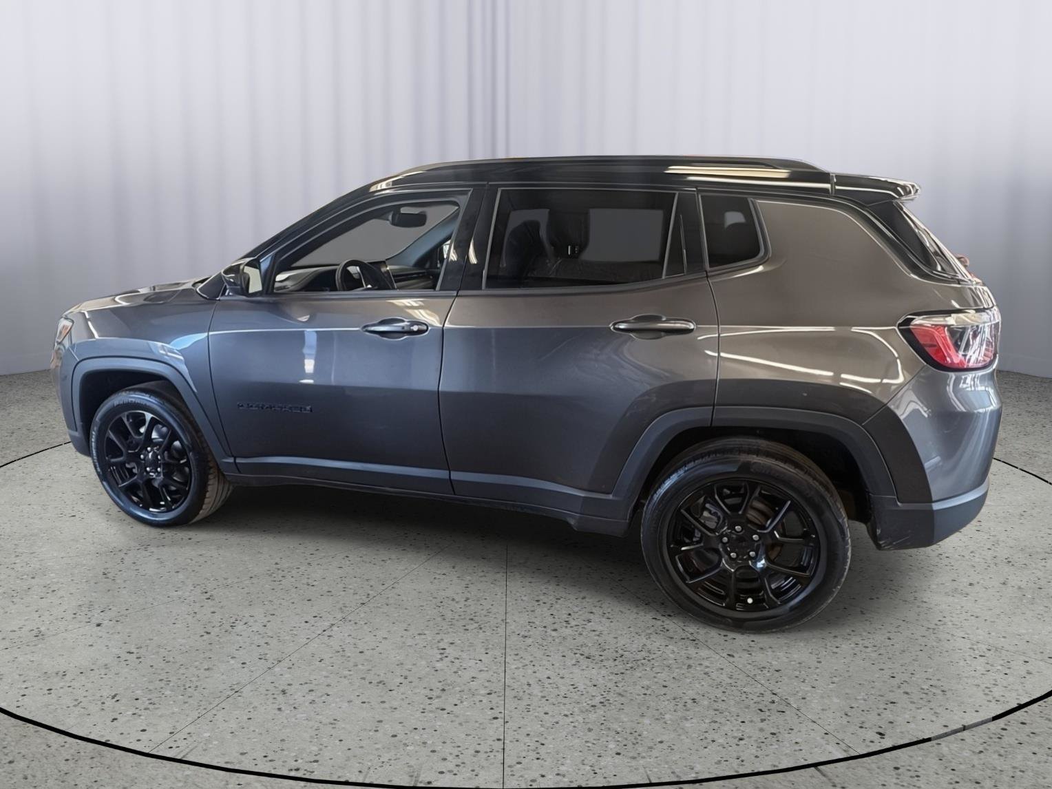 Used 2023 Jeep Compass Latitude w/ Sun and Sound Group AWD/4WD image 2