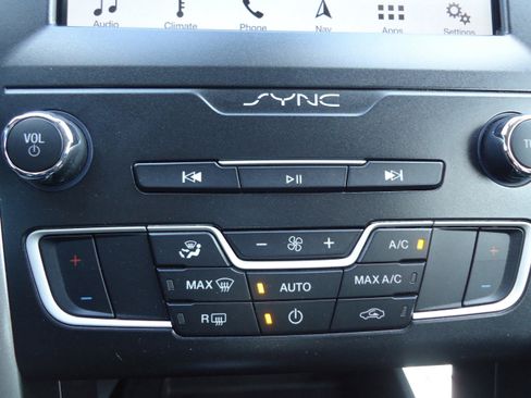Used 2019 Ford Fusion SE FWD image 18