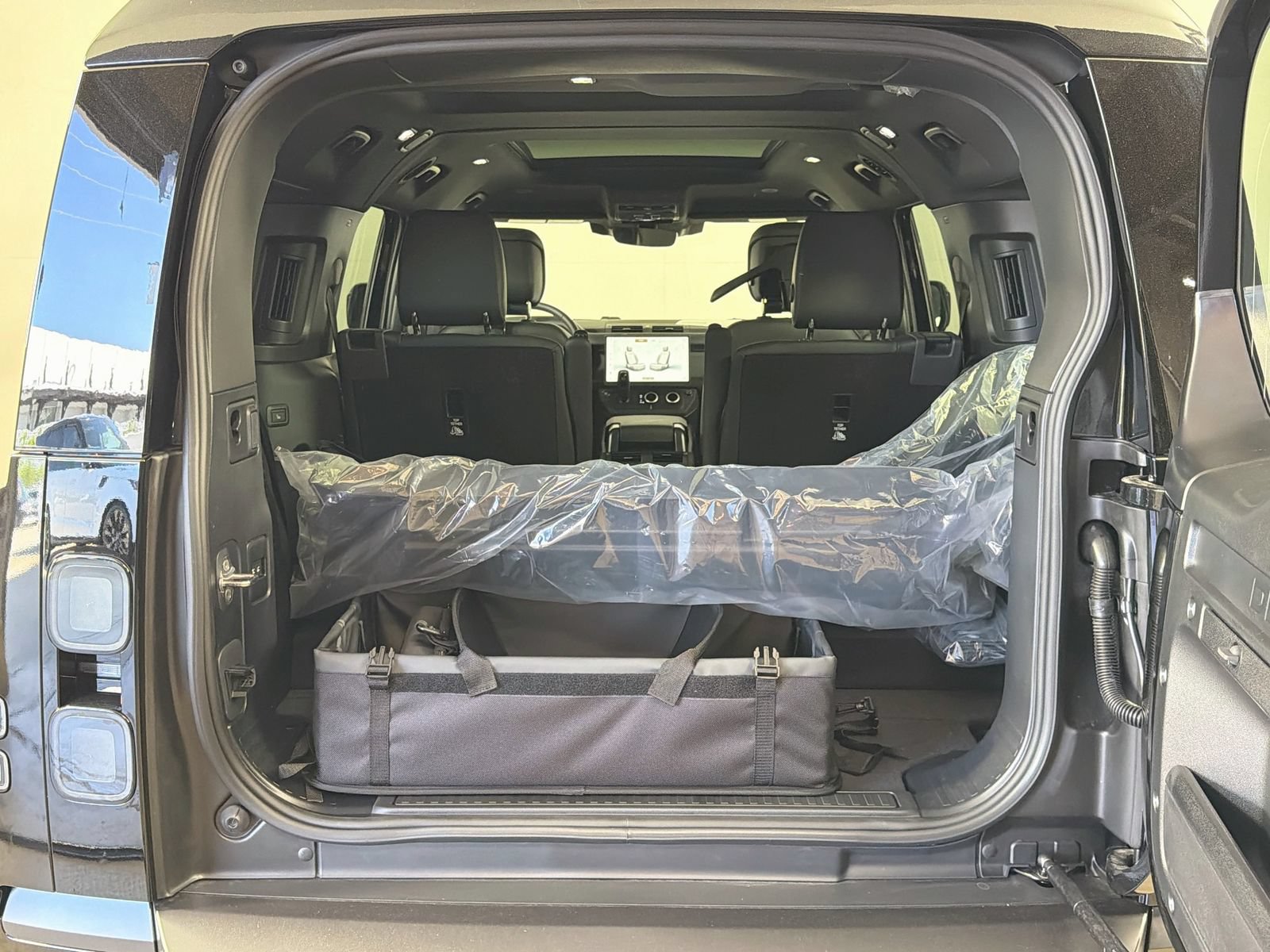 New 2026 Land Rover Defender 130 X-Dynamic SE AWD/4WD image 29