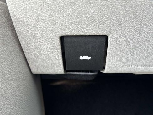 Used 2023 Chrysler Pacifica Limited FWD image 46