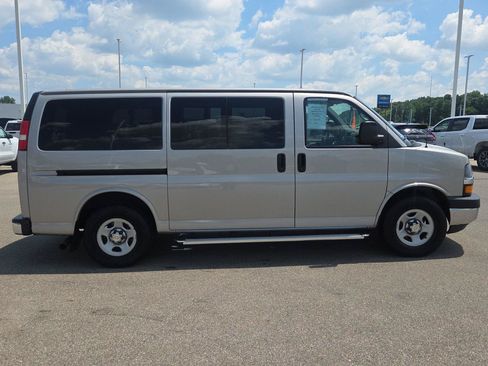 Used 2008 Chevrolet Express 1500 Passenger w/ LT Preferred Equipment Group RWD image 7