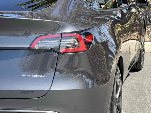 Used 2025 Tesla Model Y Long Range AWD/4WD image 51