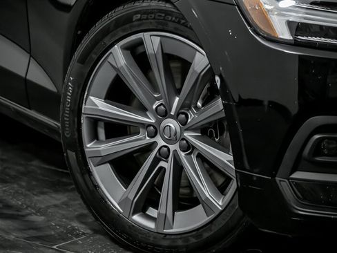 Used 2021 Volvo S60 T6 Momentum w/ Premium Package image 3