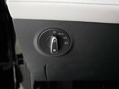 Used 2025 Volkswagen Taos SE w/ Panoramic Sunroof Package AWD/4WD image 26