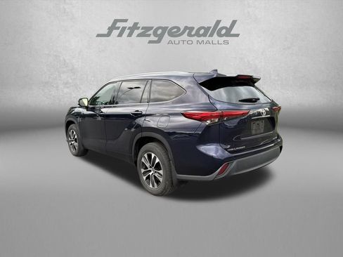 Used 2022 Toyota Highlander XLE AWD/4WD image 6