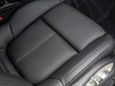 Certified 2026 Porsche Macan AWD/4WD image 42
