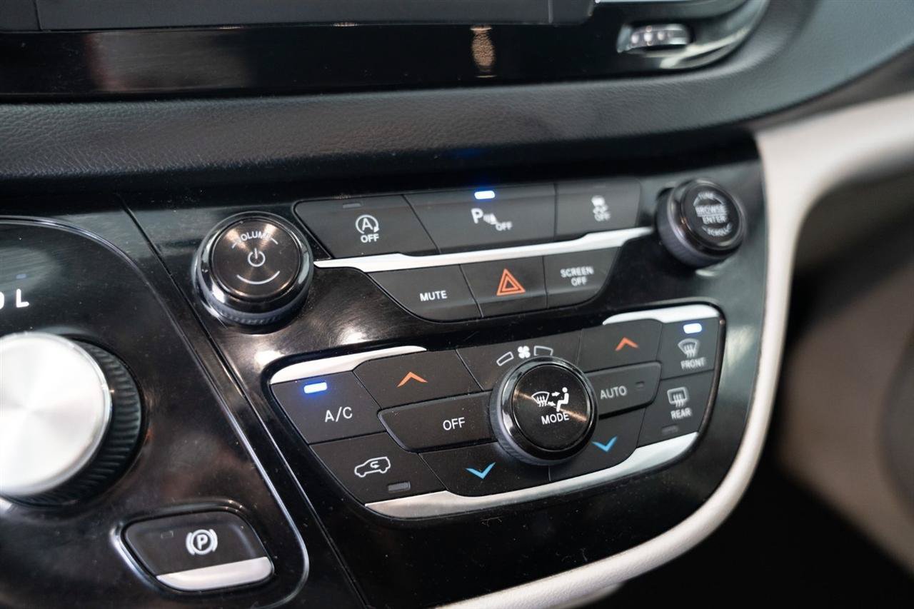 Used 2020 Chrysler Pacifica Touring-L FWD image 17