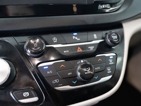 Used 2020 Chrysler Pacifica Touring-L FWD image 17