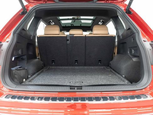 Used 2024 Volkswagen Tiguan SE w/ Panoramic Sunroof Package image 30