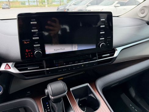 Used 2023 Toyota Sienna XLE w/ XLE Plus Package FWD image 2