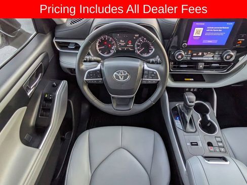 Used 2023 Toyota Highlander XLE FWD image 17