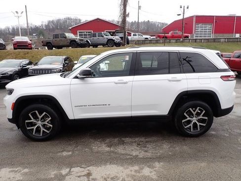 Used 2023 Jeep Grand Cherokee Limited image 2