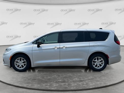 Used 2024 Chrysler Pacifica Touring-L FWD image 4