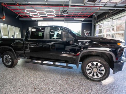 Used 2021 Chevrolet Silverado 2500 Custom w/ Custom Value Package image 5