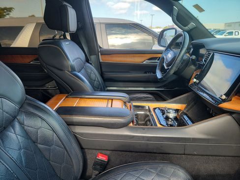 Used 2022 Jeep Grand Wagoneer Series III AWD/4WD image 10
