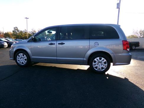 Used 2019 Dodge Grand Caravan SE w/ UConnect Hands-Free Group image 8