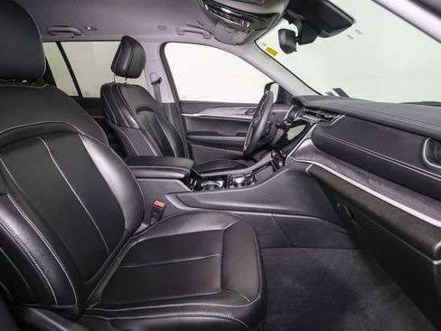 Used 2023 Jeep Grand Cherokee Limited w/ Black Appearance Package AWD/4WD image 18